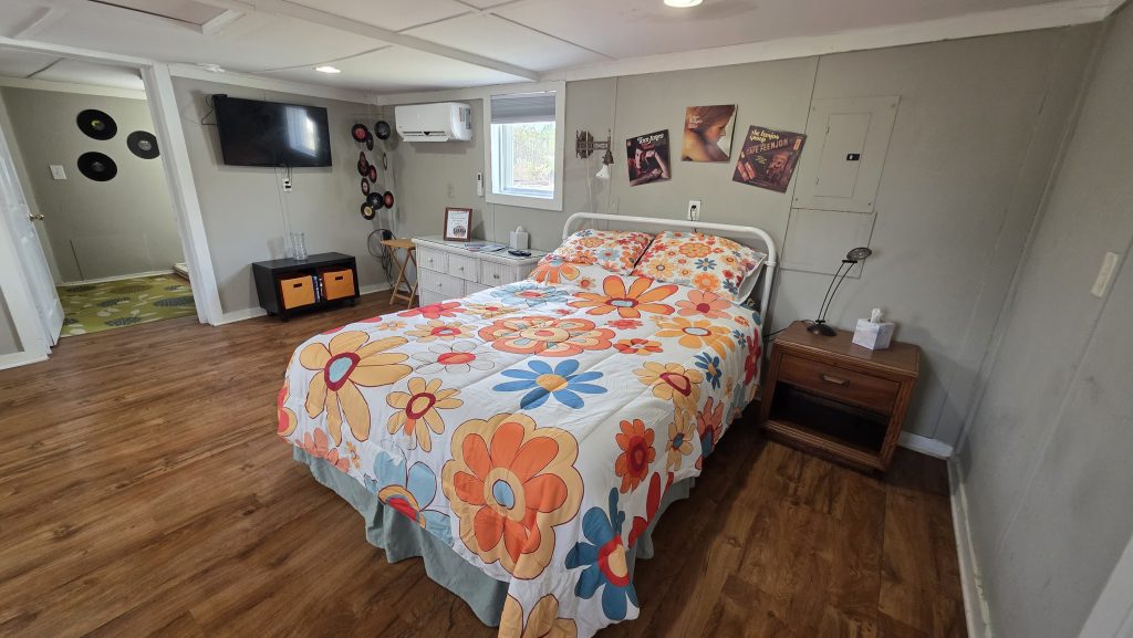Queen bed in the studio apartment